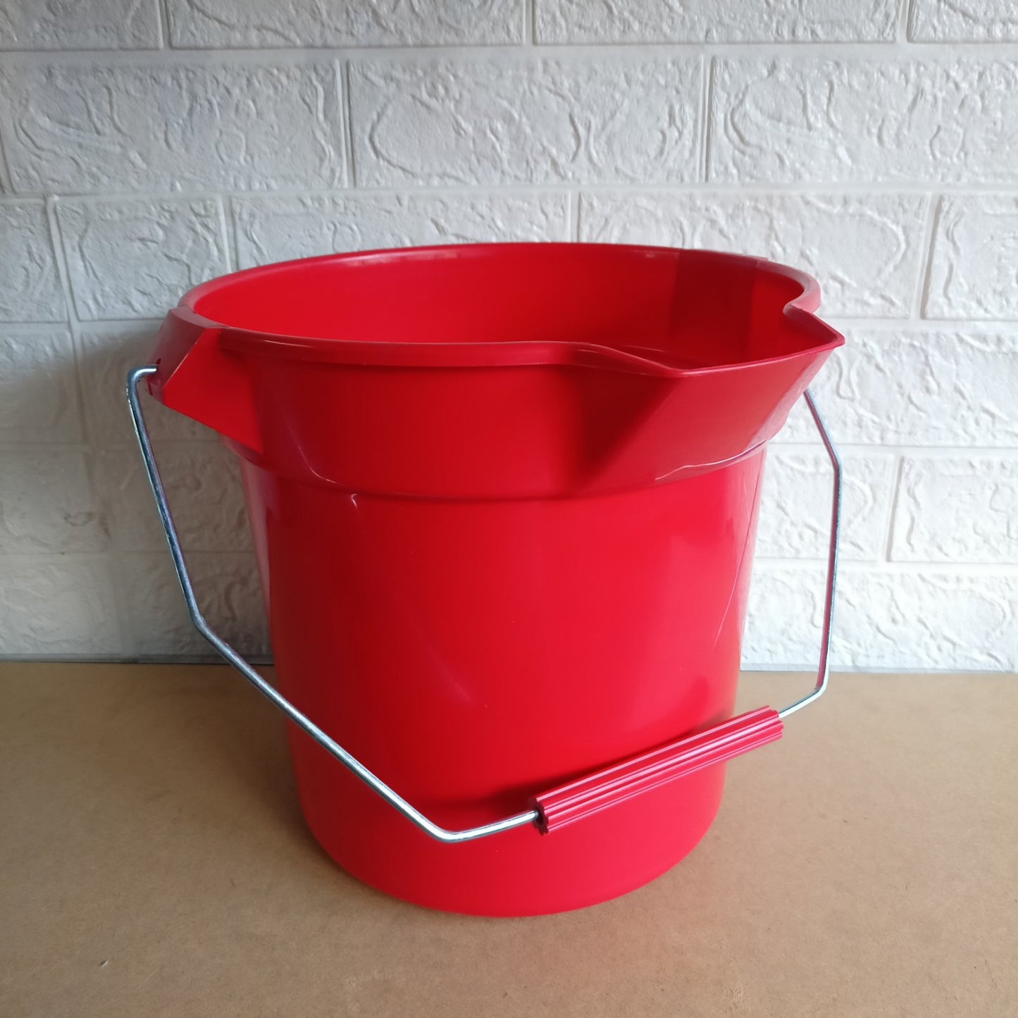 Bucket 10qt Round with Spout and Handle 1pc