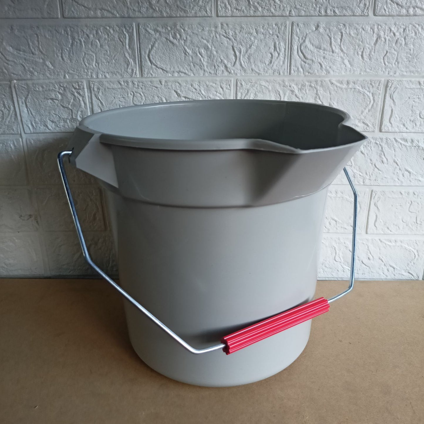 Bucket 10qt Round with Spout and Handle 1pc