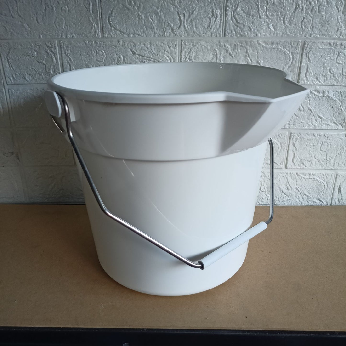 Bucket 10qt Round with Spout and Handle 1pc