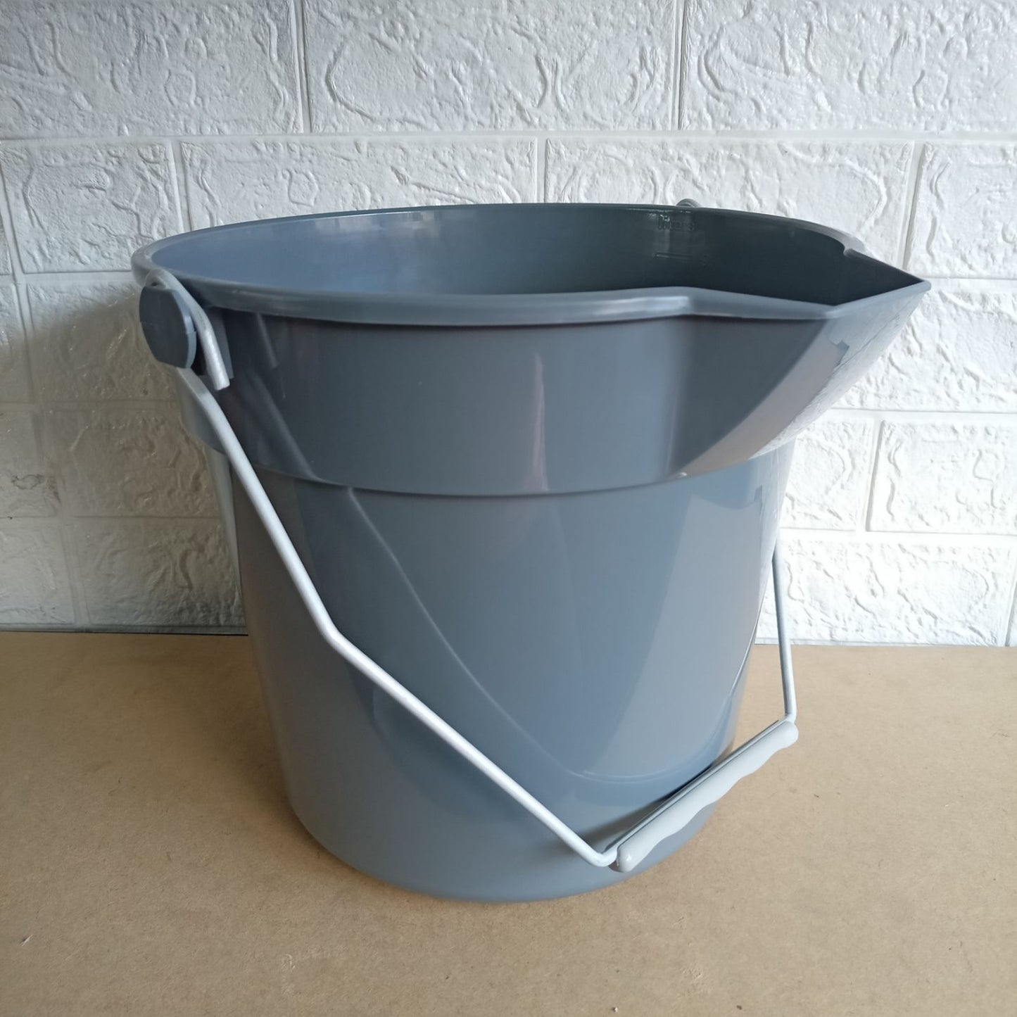 Bucket 10qt Round with Spout and Handle 1pc
