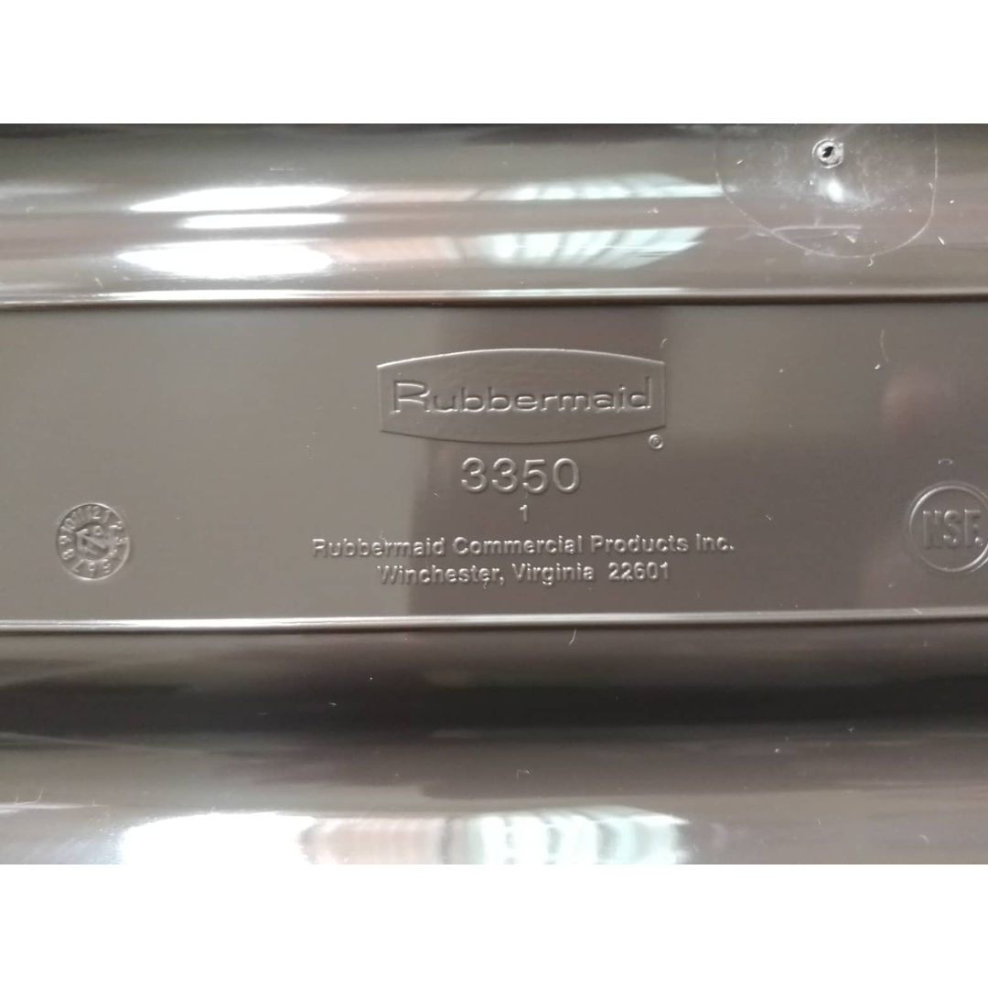 Rubbermaid Bussing Box with Divider FG335000BRN