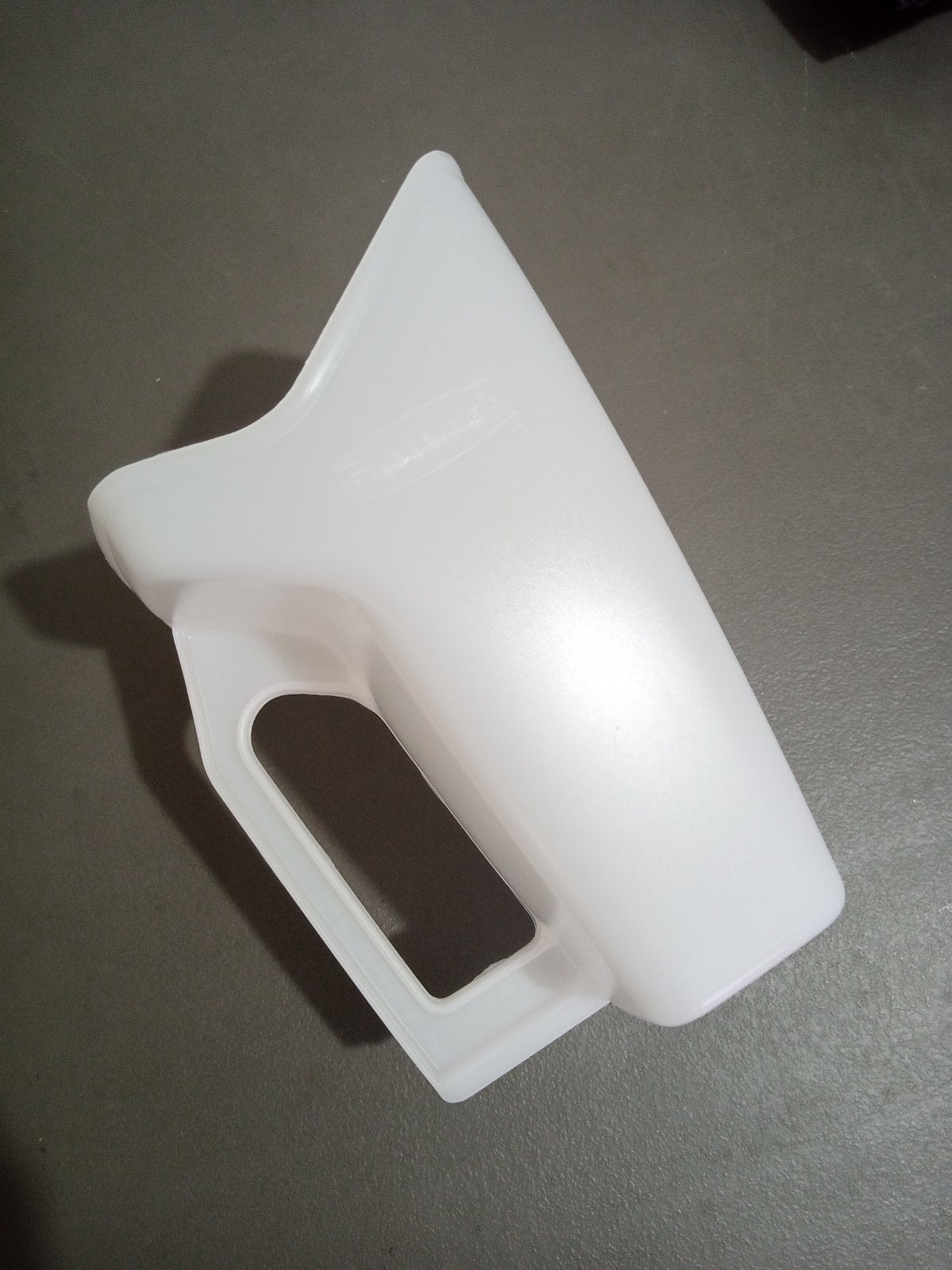 Rubbermaid 64oz White Utility Scoop FG288500WHT