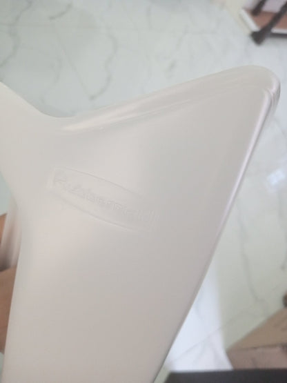 Rubbermaid 64oz White Utility Scoop FG288500WHT