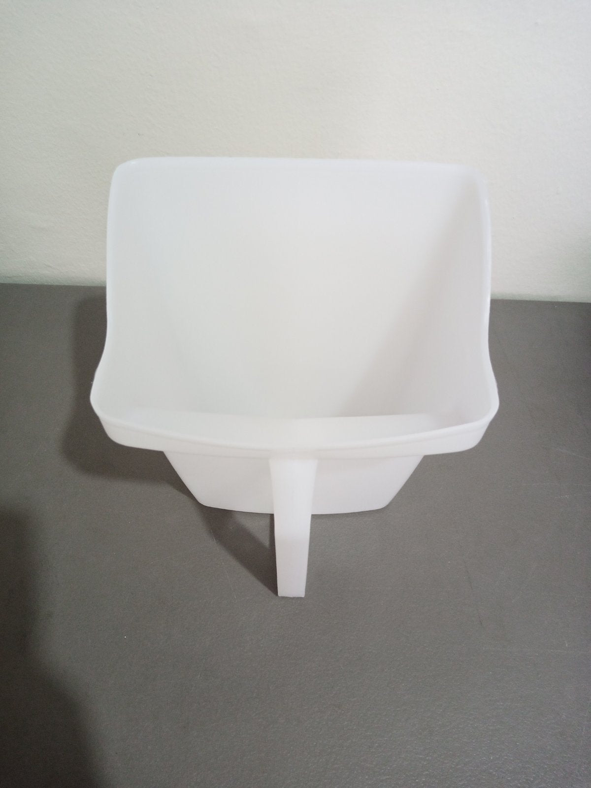 Rubbermaid 64oz White Utility Scoop FG288500WHT